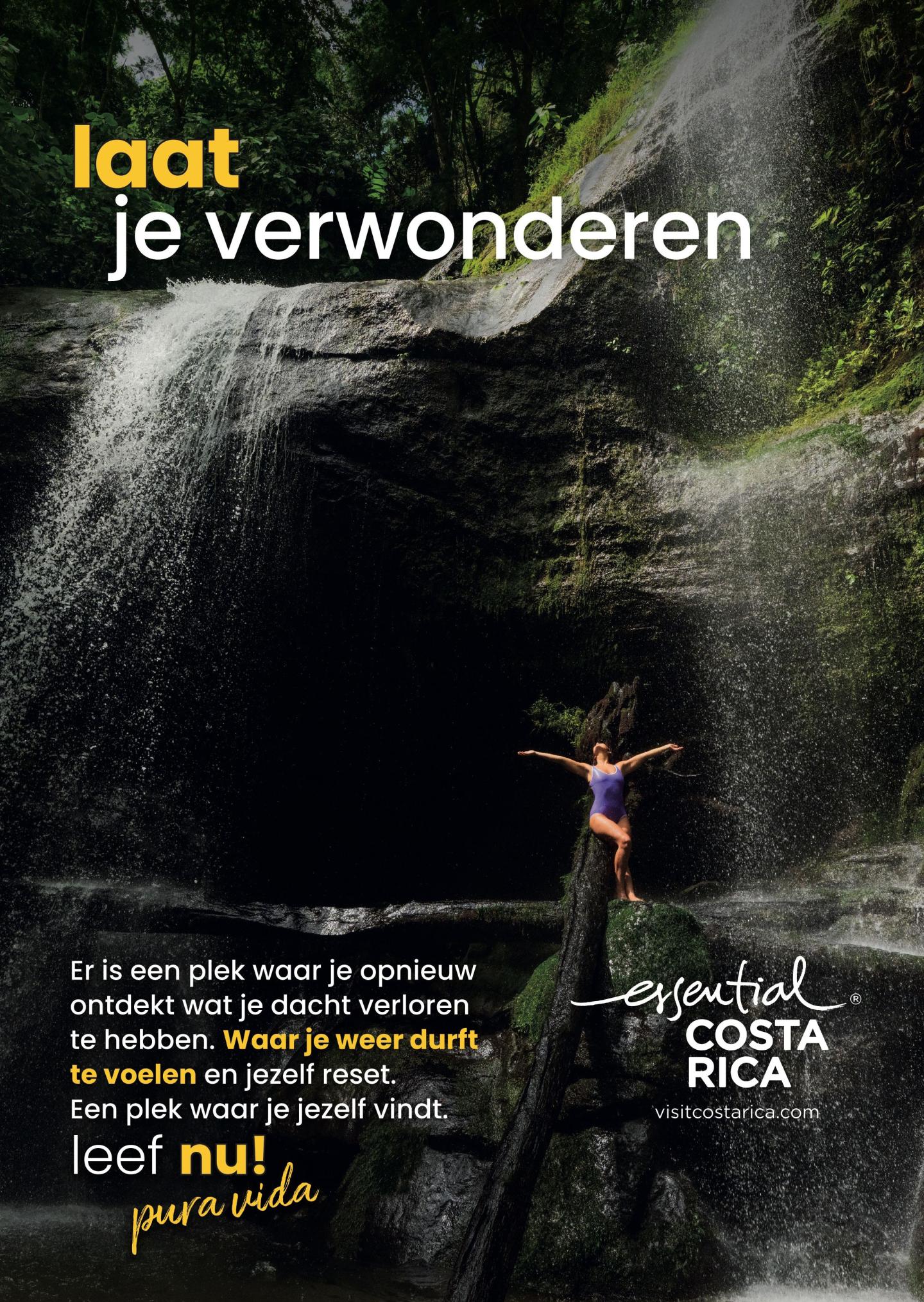 Advertentie met foto van een waterval in een weelderig regenwoud; een persoon staat op een boomstam voor de waterval met gespreide armen. Kop : « laat je verwonderen ». Logo : « esencial Costa Rica", visitcostarica.com.
