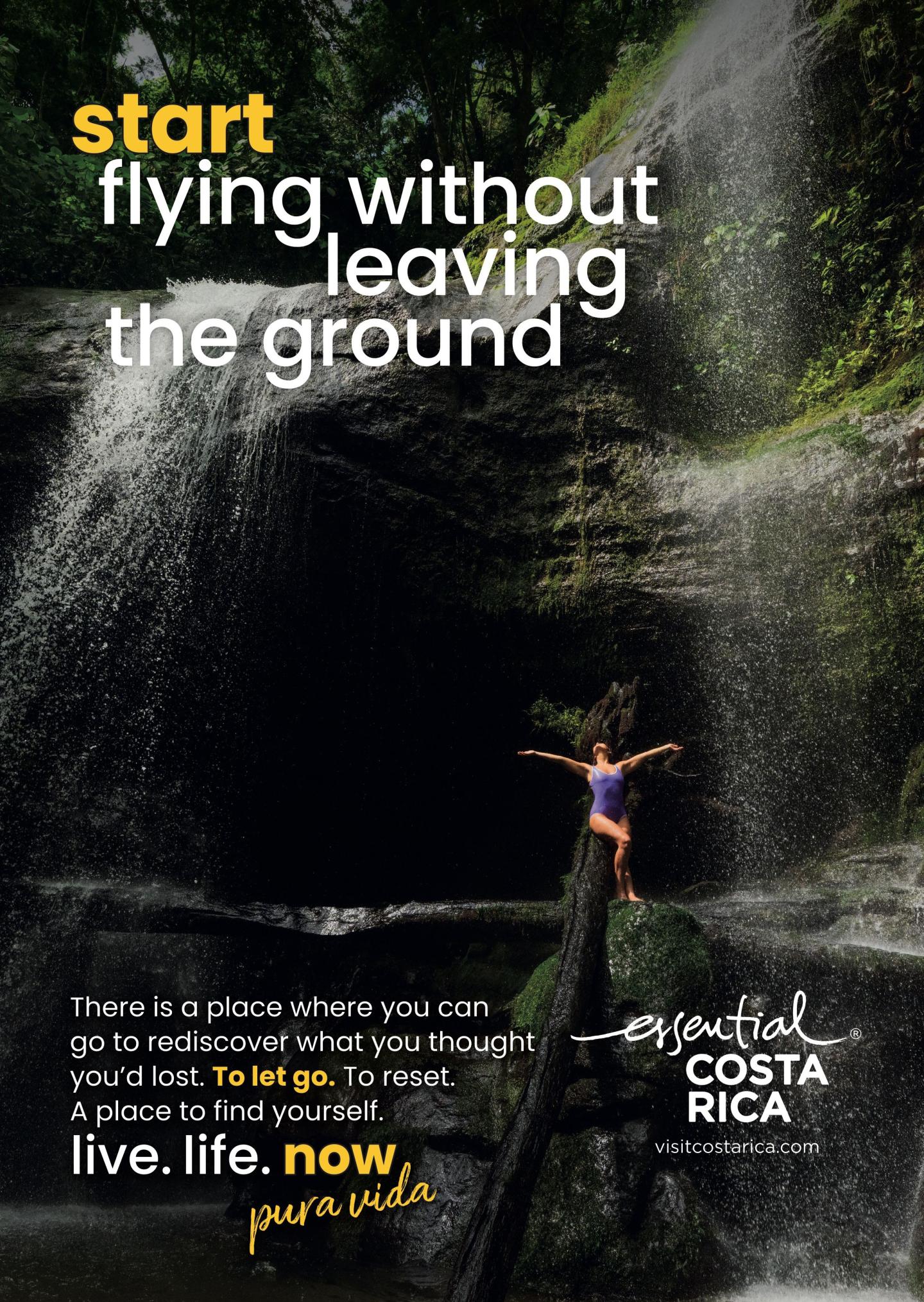 Publicité montrant une cascade dans une forêt tropicale luxuriante; Une personne se tient sur un tronc devant les chutes, les bras tendus. Titre : « commencez à voler sans quitter le sol ». Image de marque : « esencial Costa Rica", visitcostarica.com.