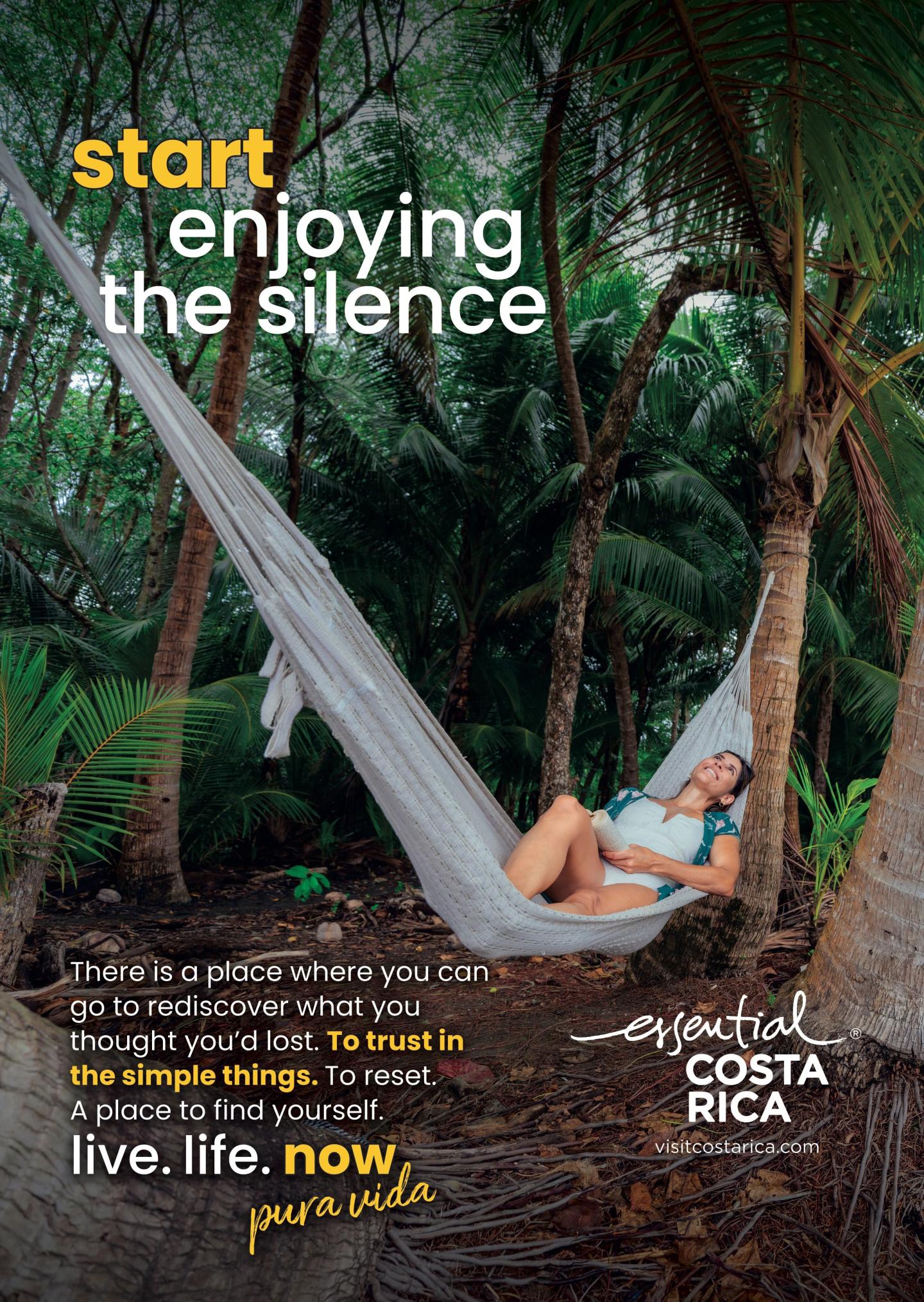 Publicité montrant une femme se détendant dans un hamac entre des palmiers dans un cadre tropical. Titre : « commencez à profiter du silence ». Image de marque : « esencial Costa Rica", visitcostarica.com.